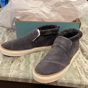 NWT Toms size 9 gray faux fur/suede low top booties.